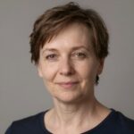 Портрет уверенного российского предпринимателя, основателя компании Чел Кальян, на нейтральном размытом фоне